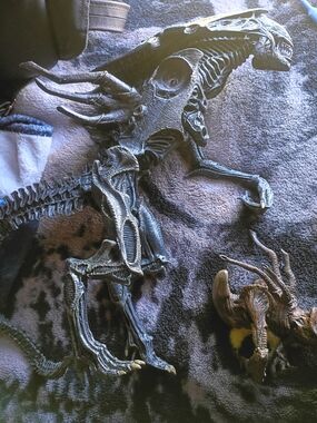 Mcfarlane Xenomorph Queen, Alien Warrior, Chestburster